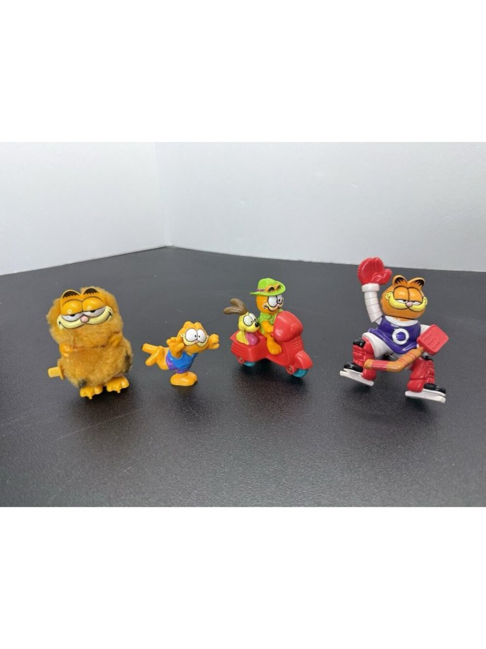 Vintage Garfield Wind Up Toy Lot 1981 Fuzzy Hopper 3 PVC Figures Hockey Scooter